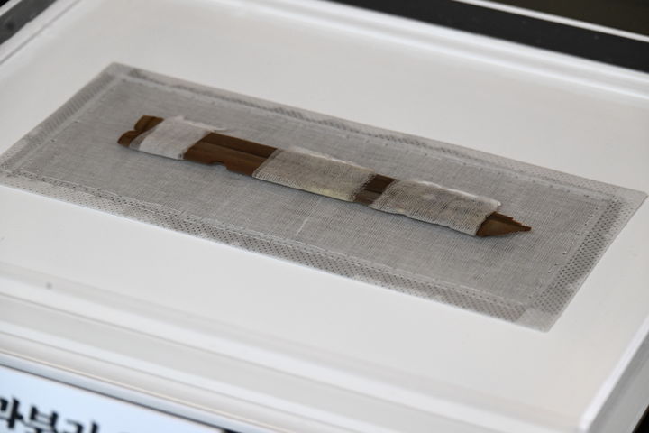 [부여=뉴시스] 5일 국립부여문화유산연구소에서 열린 '부여 관북리 유적 출토 악기와 문자 성과 공개회'에 공개된 백제 횡적 (사진=국가유산청 제공) 2026.02.05. photo@newsis.com *재판매 및 DB 금지