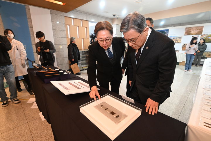 [부여=뉴시스] 5일 국립부여문화유산연구소에서 열린 '부여 관북리 유적 출토 악기와 문자 성과 공개회'에 공개된 백제 횡적을 살펴보는 허민 국가유산청장 (사진=국가유산청 제공) 2026.02.05. photo@newsis.com *재판매 및 DB 금지