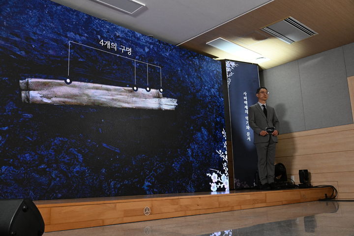 [부여=뉴시스] 5일 국립부여문화유산연구소에서 열린 '부여 관북리 유적 출토 악기와 문자 성과 공개회'에 공개된 백제 횡적을 설명하는 황인호 국립부여문화유산연구소장 (사진=국가유산청 제공) 2026.02.05. photo@newsis.com *재판매 및 DB 금지