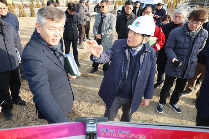 [양산=뉴시스] 나동연 시장이 동부행정타운 부지조성 현장을 방문해 공사 현장을 점검하고 있다. (사진=양산시 제공) 2026.02.05. photo@newsis.com *재판매 및 DB 금지