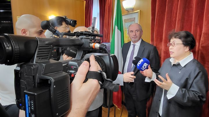 [천안=뉴시스] 상명대 김종희 총장이 이탈리아 단눈치오 키에티-페스카라대학 방문 중 현지 언론과 인터뷰를 하고 있다. (사진=상명대 제공) 2026.02.05 photo@newsis.com *재판매 및 DB 금지