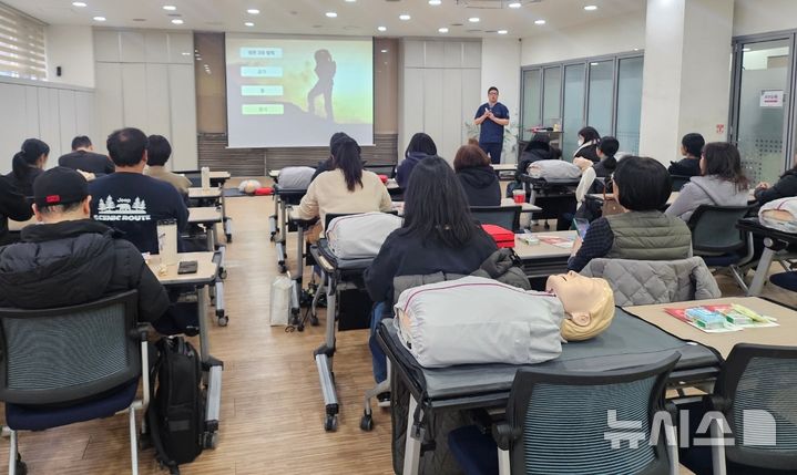 서초구, '응급처치 상설교육' 운영…자동심장충격기 실습