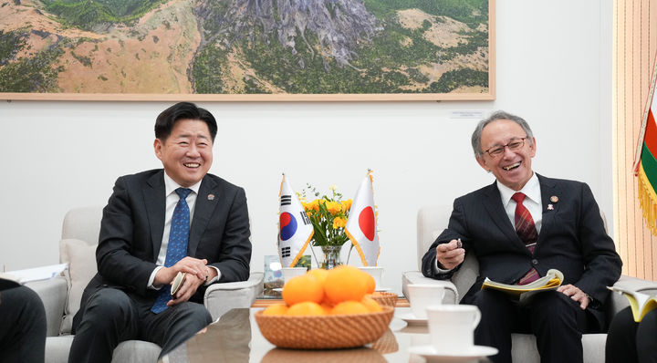 [제주=뉴시스] 오영훈(왼쪽) 제주지사와 타마키 데니 오키나와현 지사가 5일 오전 도청 집무실에서 면담을 갖고 있다. (사진=제주도청 제공) 2026.02.05. photo@newsis.com *재판매 및 DB 금지