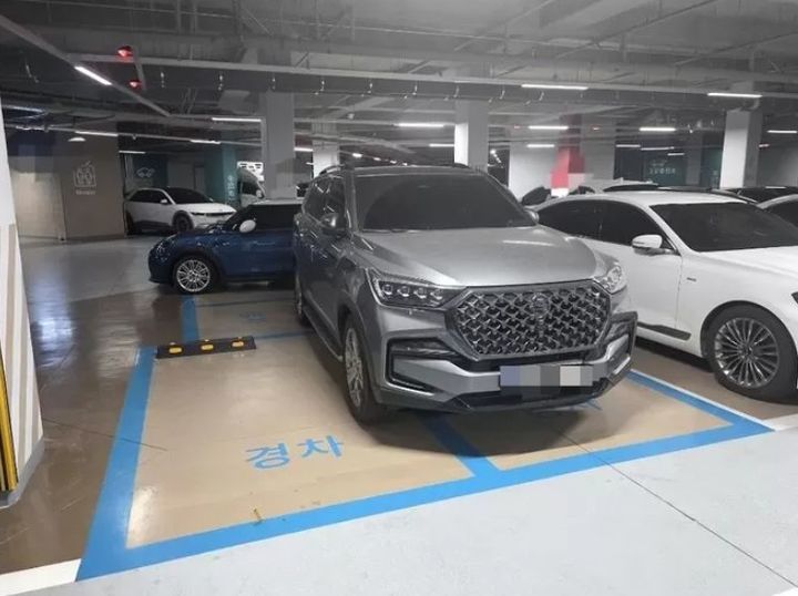 "이건 너무한데"…준대형 SUV, 경차 주차면 3칸 점령에 공분