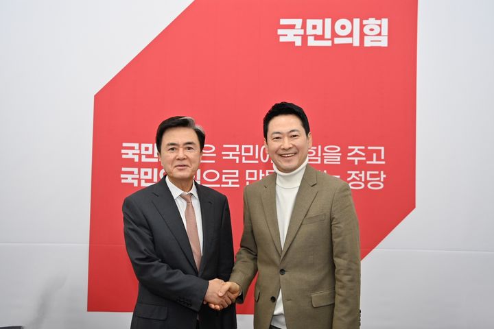 [홍성=뉴시스] 김태흠(왼쪽) 충남도지사와 장동혁 국민의힘 대표가 지난달 5일 국회에서 만나 대전충남통합븍별법 관련 사항을 논의한 뒤 기념 사진을 찍고 있다. (사진=충남도 제공) 2026.02.05. photo@newsis.com *재판매 및 DB 금지