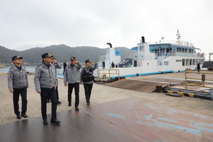 [군산=뉴시스] 5일 전북 군산시 어청도를 찾은 김철문 전북경찰청장(왼쪽 두 번째)이 직원들과 함께 어청도 인근 선착장을 둘러보고 있다. (사진=전북경찰청 제공) 2026.02.05. photo@newsis.com *재판매 및 DB 금지