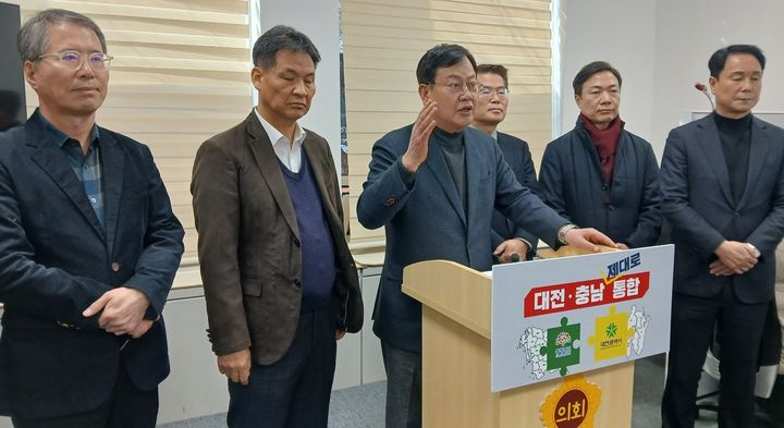 [대전=뉴시스] 조명휘 기자 = 국민의힘 이은권 대전시당 위원장과 당협위원장 등이 5일 오후 대전시의회 기자실에서 회견을 열고 더불어민주당 발의 충남대전특별시통합법안을 비판하고 있다. 2026.02.05. photo@newsis.com *재판매 및 DB 금지