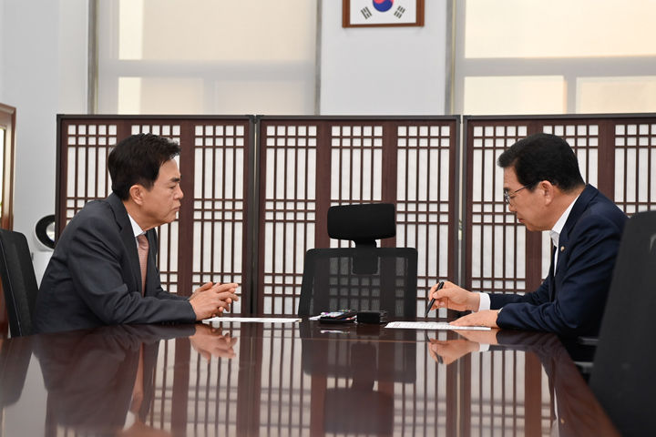 [홍성=뉴시스] 김태흠(왼쪽) 충남도지사가 5일 국회에서 한병도 더불어민주당 원내대표를 만나 대전충남통합특별법 관련 사항을 논의하고 있다. (사진=충남도 제공) 2026.02.05. photo@newsis.com *재판매 및 DB 금지