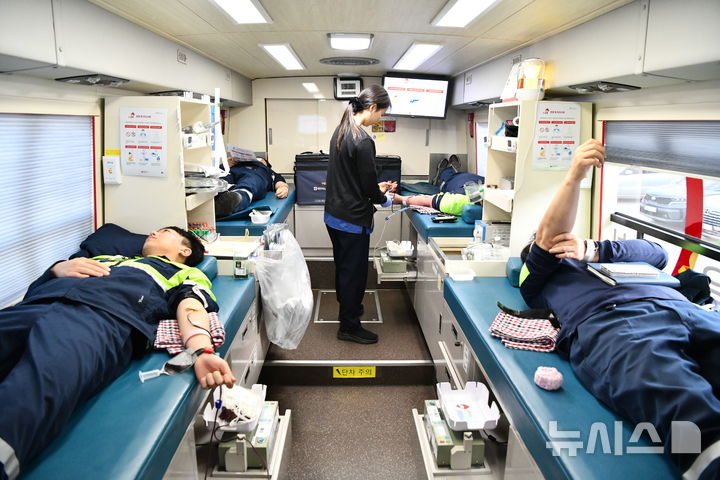 [포항=뉴시스] 송종욱 기자 = 포스코퓨처엠 포항사업장 임직원이 5일 본사에 마련된 이동식 헌혈 버스에서 헌혈하고 있다. (사진=포스코퓨처엠 제공) 2026.02.05. photo@newsis.com