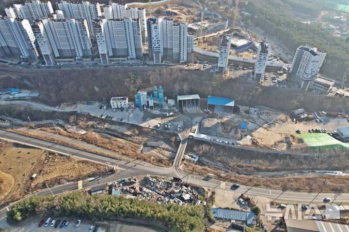 경주시 외동읍 아파트단지 인근 레미콘 공장 철거 부지