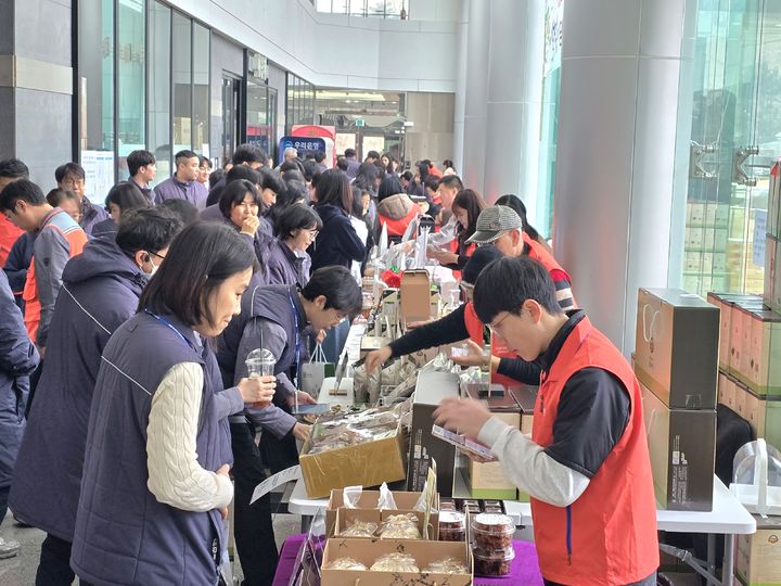 [당진=뉴시스] 5일 한국동서발전 당진발전본부 사옥에서 열린 설 맞이 '로컬푸드 직거래장터'를 찾은 본부 및 협력업체 임직원들이 지역 농가들이 내 놓은 농특산품을 둘러보고 있다. (사진=한국동서발전 당진발전본부 제공) 2026.02.05. photo@newsis.com *재판매 및 DB 금지
