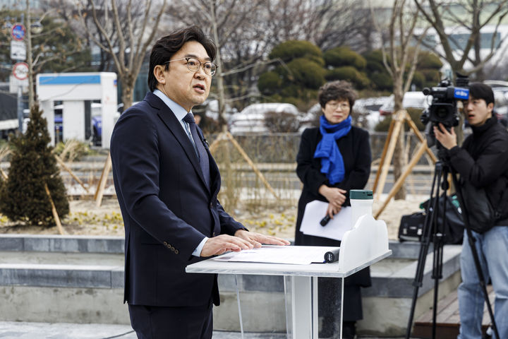 [수원=뉴시스] 더불어민주당 경기기본사회위원회 권혁우 부위원장이 5일 수원시의회 정문 앞에서 기자회견을 열고 차기 수원시장 선거 출마를 공식 선언하고 있다. (사진=독자 제공) 2026.02.05. photo@newsis.com *재판매 및 DB 금지