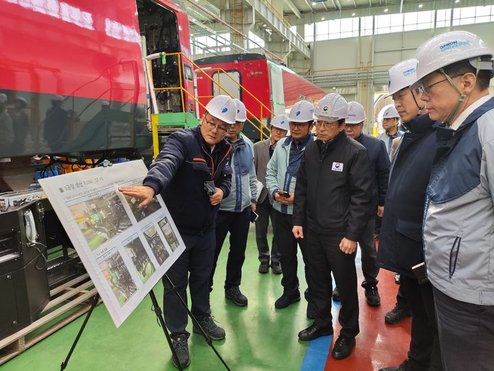 [서울=뉴시스]홍지선 국토교통부 2차관이 5일 철도차량 제작사 다원시스 정읍공장을 방문해 철도 제작상황을 보고받고 있다. 2026.02.05. (사진=국토부 제공) photo@newsis.com *재판매 및 DB 금지