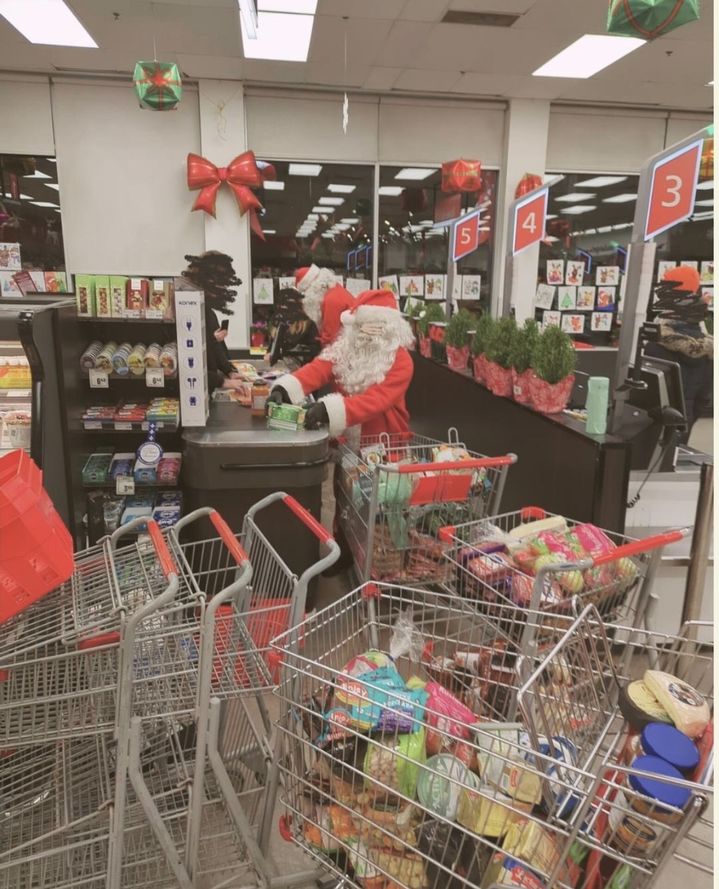 산타 옷 입고 도둑질하며 "우리는 로빈 후드"…캐나다 자칭 '의적단' 논란