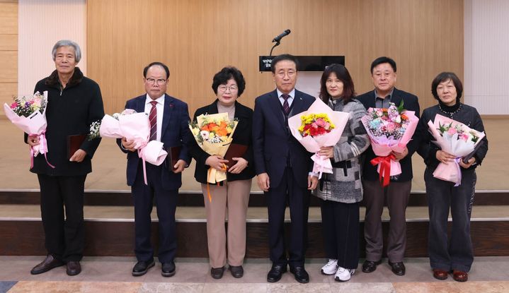 신규 지역사회보장협의체 위원들에게 위촉장 수여하는 김문근(가운데) 단양군수 *재판매 및 DB 금지