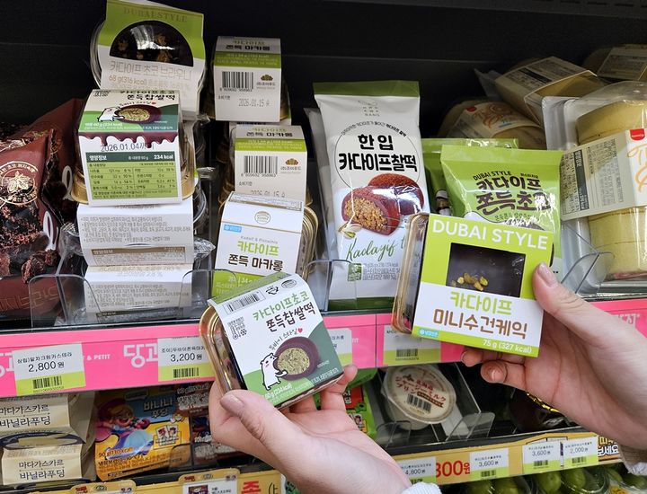[서울=뉴시스] 편의점 CU를 찾은 고객이 두바이 콘셉트 상품을 둘러보고 있다. (사진=BGF리테일 제공) *재판매 및 DB 금지