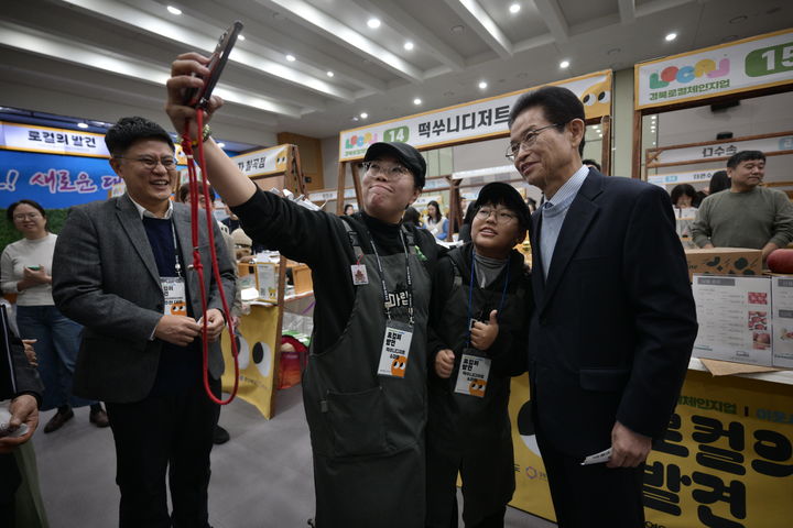 [안동=뉴시스]&nbsp; 5일 경북도청 화백당에서 열린 '경북 로컬 체인지업 사업 성과공유회'에서 이철우 경북지사가 참여 청년들과 사진을 찍고 있다.&nbsp; (사진=경북도 제공) 2026.02.05. photo@newsis.com *재판매 및 DB 금지