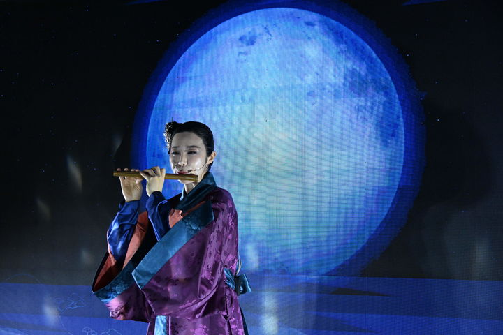  [부여=뉴시스] 5일 국립부여문화유산연구소에서 열린 '부여 관북리 유적 출토 악기와 문자 성과 공개회'에 공개된 백제 횡적 재현품으로 '수제천'을 연주하는 종묘제례악 이수자 김윤희 씨(사진=국가유산청 제공) 2026.02.05. photo@newsis.com *재판매 및 DB 금지