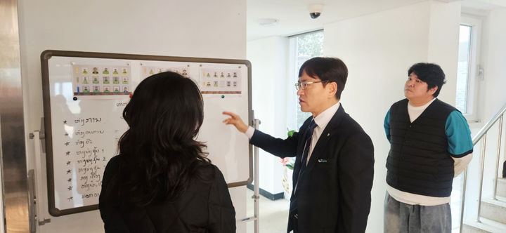 이광일 농협전남본부장이 5일 전남서남부채소농협이 운영하는 '공공형 계절근로자 기숙사'를 찾아 운영 현황을 살피고 있다. (사진=전남농협 제공) photo@newsis.com *재판매 및 DB 금지