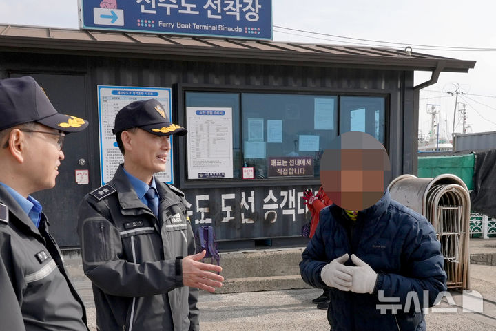 [남해=뉴시스] 차용현 기자 = 5일 관할 해역 치안 현황과 구조 대응태세를 점검하기 위해 경남 사천해양경찰서를 찾은 남해지방해양경찰청 하만식 청장이 삼천포항 인근에서 어민과 대화를 나누고 있다. 2026.02.05.(사진=사천해양경찰서 제공)photo@newsis.com
