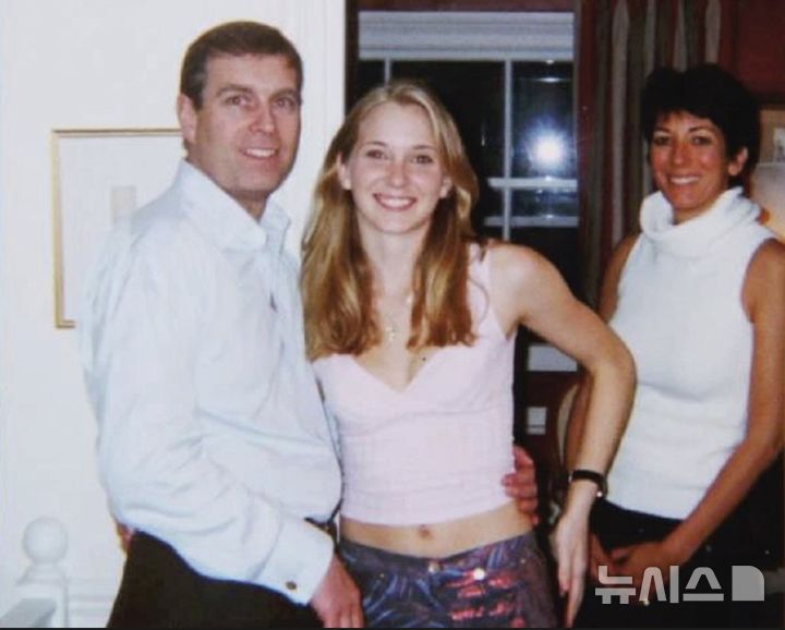 [서울=뉴시스]앤드루 마운트배튼-윈저 전 영국 왕자와 버지니아 주프레가 어깨동무를 하고 있는 사진이 진짜임을 시사하는 이메일이 발견됐다고 4일(현지시간) BBC가 보도했다. 사진은 미국 법무부가 공개한 윈저와 주프레, 마귝 성범죄자 제프리 엡스타인의 조력자이자 연인인 길레인 멕스웰. (사진 = 더 가디언 갈무리)2026.02.05 phto@newsis.com