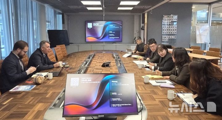 [포항=뉴시스] 송종욱 기자 = 노르웨이를 방문 중인 이상엽 항만과장 등 포항시 대표단이 3일(현지 시각) 군나르 빌헬름센 트롬쇠 시장과 면담하고 있다. (사진=포항시 제공) 2026.02.05. photo@newsis.com 