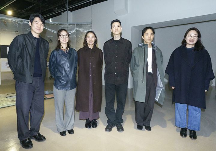 6일 아르코미술관에서 2025년 베니스비엔날레 국제건축전 한국관을 이끈 (사진 왼쪽부터) 정성규, 정다영 예술감독, 이다미, 김현종, 박희찬 작가, 김희정 예술감독이 아르코미술관에서 기념촬영을 하고 있다. 2026.02.05. hyun@newsis.com *재판매 및 DB 금지