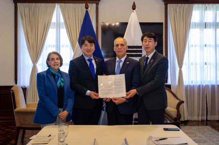 [서울=뉴시스]더불어민주당 부승찬·이훈기 의원으로 구성된 대통령 특사단이 최근 취임한 나스리 아스푸라 온두라스 대통령을 예방해 이재명 대통령의 친서를 전달했다. (사진 외교부 제공) *재판매 및 DB 금지