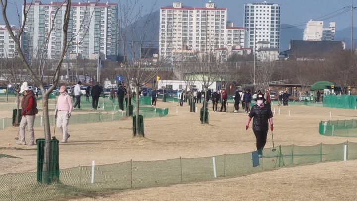 [고성(경남)=뉴시스] 신정철 기자= 경남 고성군 파크골프장이 개장 한달 간 총 7696명 이용, 생활체육을 넘어 지역경제를 견인하는 ‘스포츠 명소’로 부상하고 있다. 사진은 고성읍 수남리 일원에 조성된 천연잔디 27홀(Par99) 규모의 고성 파크골프장 모습.(사진=고성군 제공).2026.02.05. photo@newsis.com *재판매 및 DB 금지