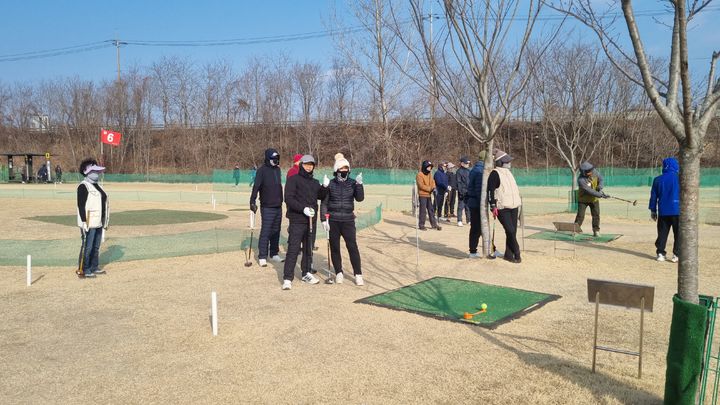 [고성(경남)=뉴시스] 신정철 기자= 경남 고성군 파크골프장이 개장 한달 간 총 7696명 이용, 생활체육을 넘어 지역경제를 견인하는 ‘스포츠 명소’로 부상하고 있다. 사진은 고성읍 수남리 일원에 조성된 천연잔디 27홀(Par99) 규모의 고성 파크골프장 모습.(사진=고성군 제공).2026.02.05. photo@newsis.com *재판매 및 DB 금지