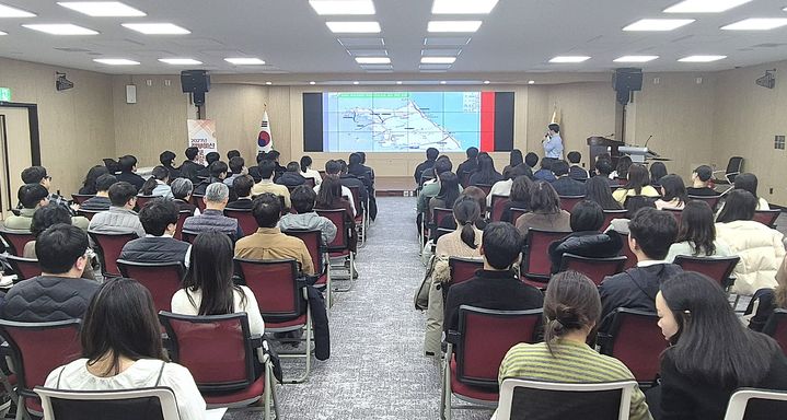 [홍천=뉴시스] 5일 홍천군(군수 신영재)은 이날 군청 대회의실에서 부서 별 팀장과 실무자 100여 명이 참석한 가운데 국도비 확보를 위한 구체적인 전략을 공유하기 위해 ‘정부 예산 확보 실무 역량 강화 교육’을 개최했다고 밝혔다. 홍천군 제공.&nbsp; *재판매 및 DB 금지