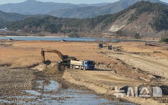 하천 퇴적토 준설사업 모습.(사진=울진군 제공)