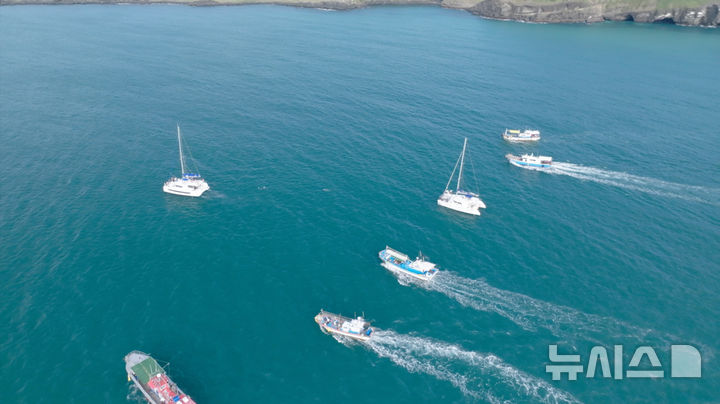 [제주=뉴시스] 해양시민과학센터 파란이 5일 발표한 '대정읍 남방큰돌고래 서식지 위협요인 조사 결과 발표' 보고서의 게시된 제주 서귀포시 대정읍 해상에서 남방큰돌고래 무리를 쫓는 관광 선박. 2026.02.05. photo@newsis.com 