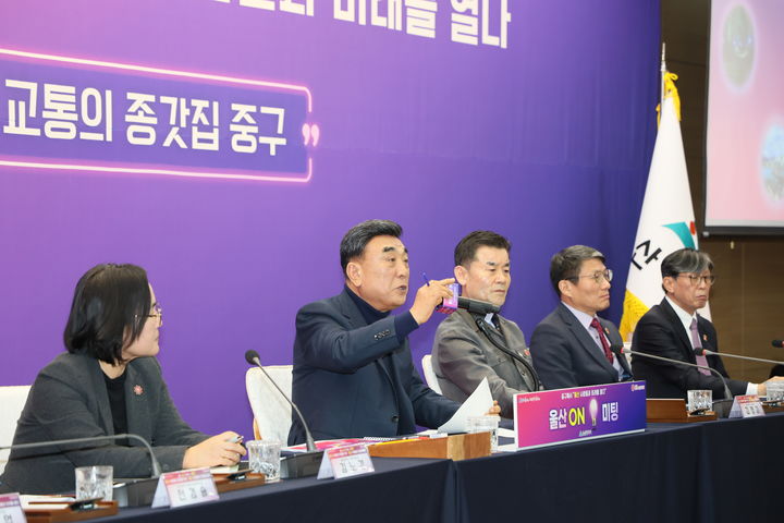 [울산=뉴시스] 구미현 기자 = 5일 울산 중구청 대회의실에서 열린 '울산 온(ON) 미팅' 행사에서 김두겸 시장이 시민과 대화를 하고 있다. 이 행사는 울산시가 시민의 생생한 목소리를 시정에 반영하기 위해 현장으로 직접 찾아가는 프로그램이다. (사진=울산시 제공) 2026,02.05. photo@newsis.com *재판매 및 DB 금지