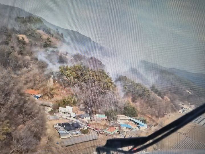 [완주=뉴시스] 5일 오후 2시1분께 전북 완주군 비봉면의 한 야산에서 불이 나 연기가 피어오르고 있다. (사진=전북도소방본부 제공) 2026.02.05. photo@newsis.com *재판매 및 DB 금지