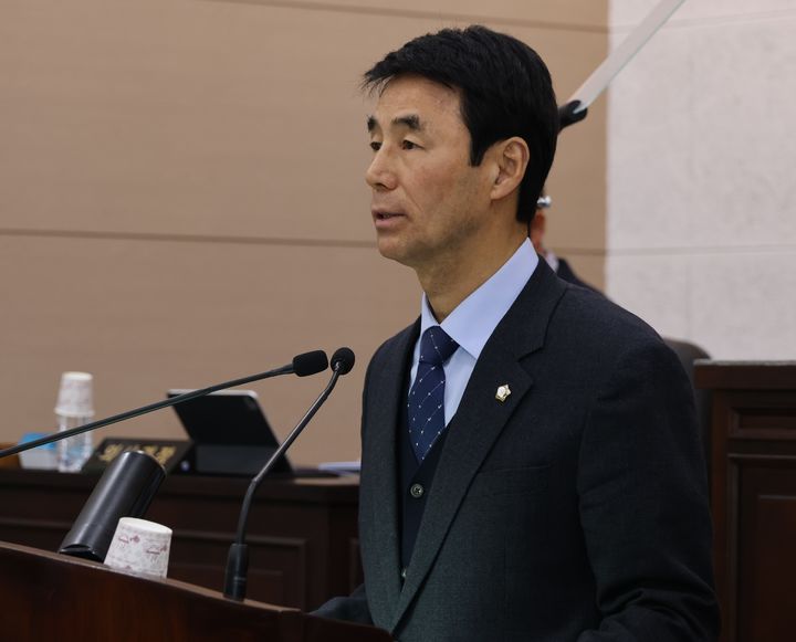 [금산=뉴시스] 조명휘 기자 = 정옥균(더불어민주당·나선거구) 금산군의회 부의장이 4일 열린 제334회 임시회 제1차 본회의에서 5분 발언을 통해 추부 깻잎 역사관 건립을 제안하고 있다. (사진= 금산군의회 제공) 2026.02.05. photo@newsis.com *재판매 및 DB 금지