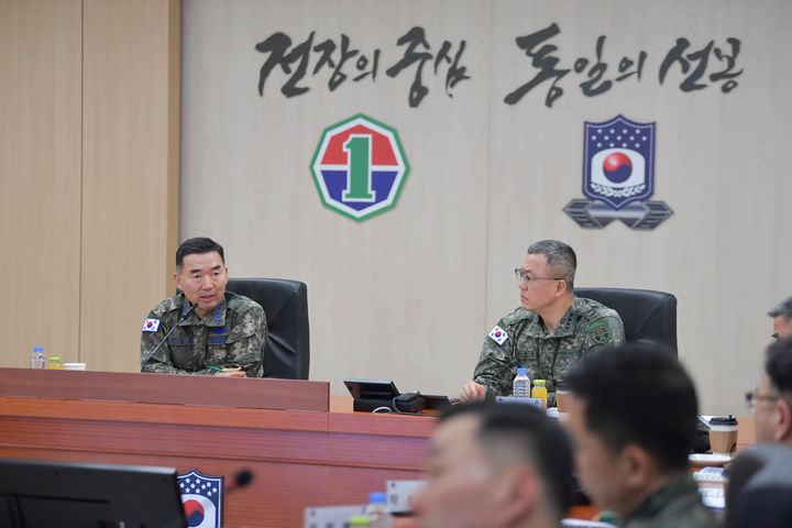 [서울=뉴시스] 진영승 합참의장이 5일 지상작전사령부를 방문해 전술토의에서 작전지도를 하고 있다. (사진=합동참모본부 제공) 2026.02.05. photo@newsis.com *재판매 및 DB 금지