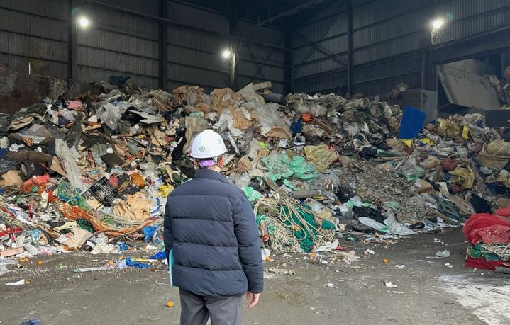 [홍성=뉴시스] 천안 한 민간 소각시시설에서 적발된 수도권으로부터 유입된 쓰레기 모습. *재판매 및 DB 금지