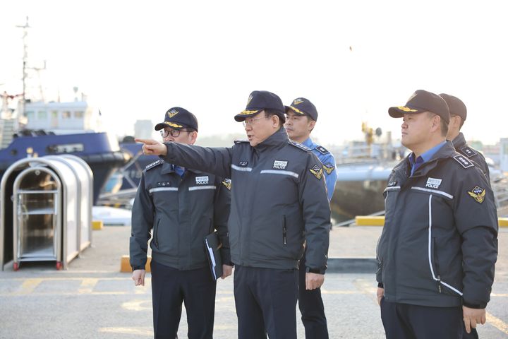 [여수=뉴시스] 장인식 해양경찰청장 직무대행이 5일 여수 국동항에서 설 연휴 여객선 안전 실태 등을 살피고 있다. (사진=여수해경 제공) 2026.02.06. photo@newsis.com *재판매 및 DB 금지