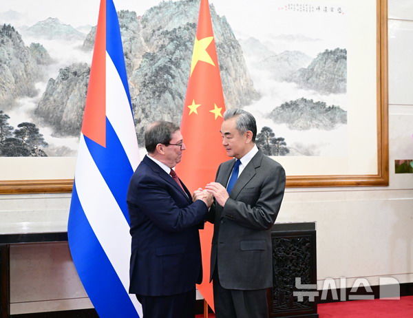 [베이징=뉴시스] 왕이 중국 공산당 중앙정치국 위원 겸 외교부장이 5일 베이징에서 쿠바 당과 정부 특사로 중국을 방문한 브루노 로드리게스 쿠바 외교장관과 만나 회담했다고 중국 외교부가 밝혔다.(사진=중국 외교부 홈페이지 갈무리) 2026.02.05 photo@newsis.com
