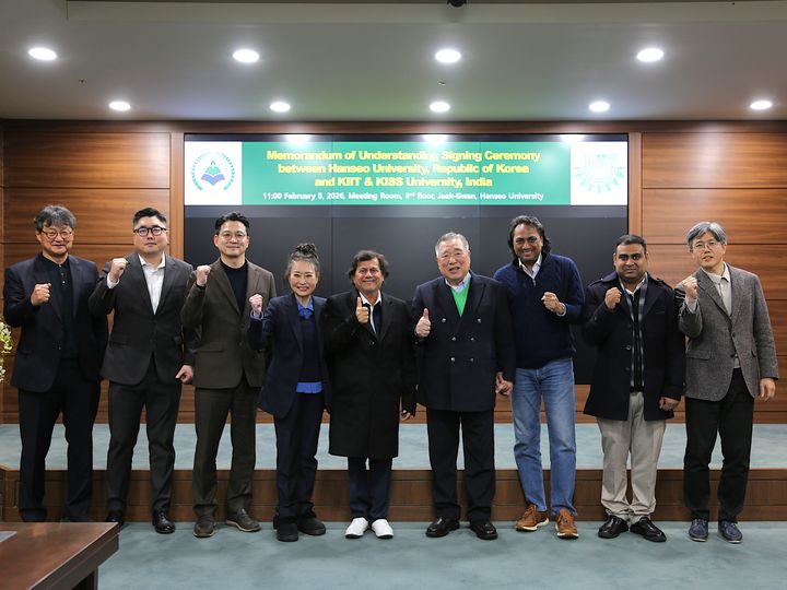 [서산=뉴시스] 5일 한서대학교 서산캠퍼스에서 한서대 관계자와 KIIT·KISS 관계자가 교류 협력 양해각서를 체결한 뒤 기념 사진을 찍고 있다.(사진=한서대학교 제공) 2026.02.05. photo@newsis.com *재판매 및 DB 금지