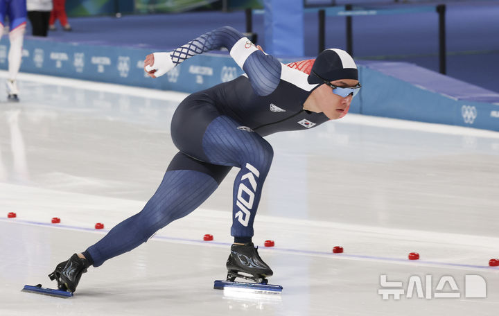 [밀라노=뉴시스] 김근수 기자 = 2026 밀라노-코르티나 담페초 동계올림픽에 출전하는 스피드스케이팅 구경민이 4일(현지 시간) 이탈리아 밀라노 스피드스케이팅장에서 스피드 테스트 훈련을 하고 있다. 2026.02.05. ks@newsis.com