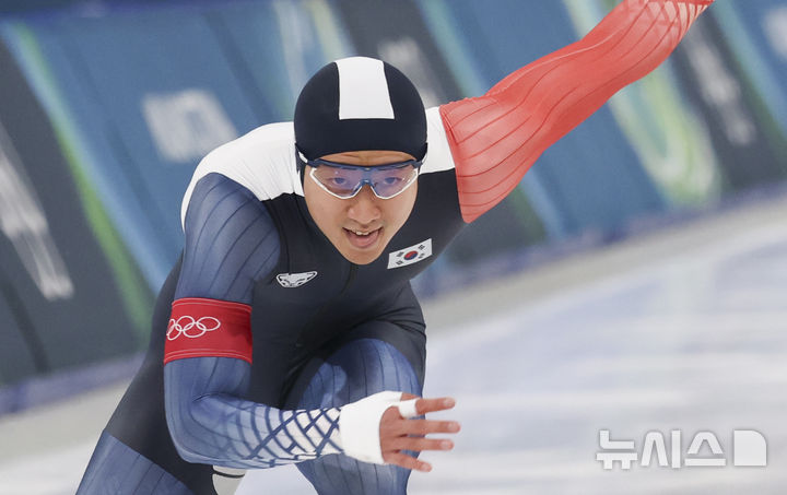 [밀라노=뉴시스] 김근수 기자 = 2026 밀라노-코르티나 담페초 동계올림픽에 출전하는 스피드스케이팅 김준호가 4일(현지 시간) 이탈리아 밀라노 스피드스케이팅장에서 스피드 테스트 훈련을 하고 있다. 2026.02.05. ks@newsis.com