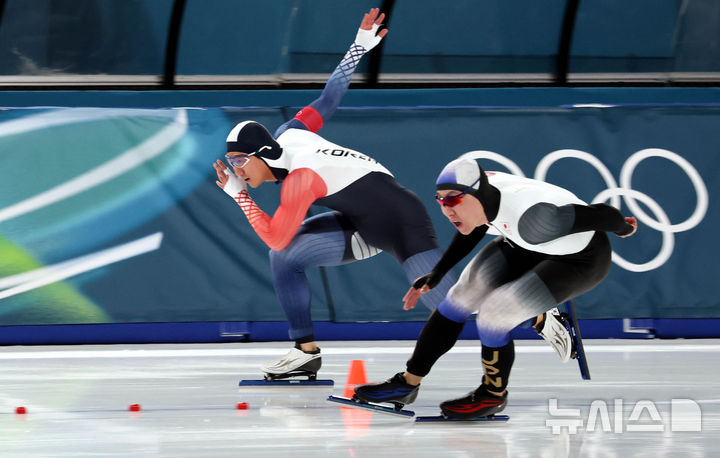 [밀라노=뉴시스] 박주성 기자 = 2026 밀라노-코르티나 담페초 동계올림픽 개막을 이틀 앞둔 4일(현지 시간) 이탈리아 밀라노 스피드스케이팅 경기장에서 남자 500m 김준호 선수가 일본 선수와 테스트 경기를 하고 있다. 2026.02.04. park7691@newsis.com