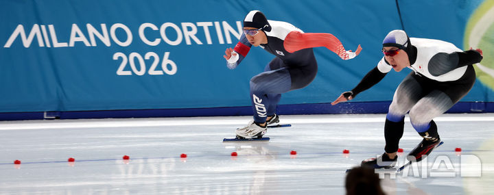 [밀라노=뉴시스] 박주성 기자 = 2026 밀라노-코르티나 담페초 동계올림픽 개막을 이틀 앞둔 4일(현지 시간) 이탈리아 밀라노 스피드스케이팅 경기장에서 남자 500m 김준호 선수가 일본 선수와 테스트 경기를 하고 있다. 2026.02.04. park7691@newsis.com