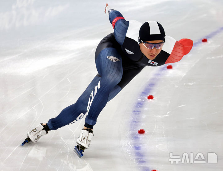 [밀라노=뉴시스] 박주성 기자 = 2026 밀라노-코르티나 담페초 동계올림픽 개막을 이틀 앞둔 4일(현지 시간) 이탈리아 밀라노 스피드스케이팅 경기장에서 남자 500m 김준호 선수가 일본 선수와 테스트 경기를 하고 있다. 2026.02.04. park7691@newsis.com