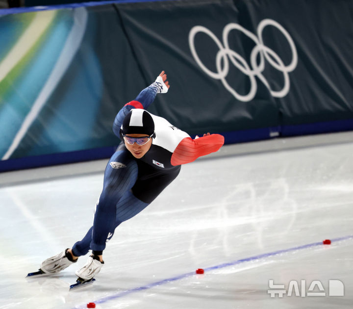 [밀라노=뉴시스] 박주성 기자 = 2026 밀라노-코르티나 담페초 동계올림픽 개막을 이틀 앞둔 4일(현지 시간) 이탈리아 밀라노 스피드스케이팅 경기장에서 남자 500m 김준호 선수가 일본 선수와 테스트 경기를 하고 있다. 2026.02.04. park7691@newsis.com