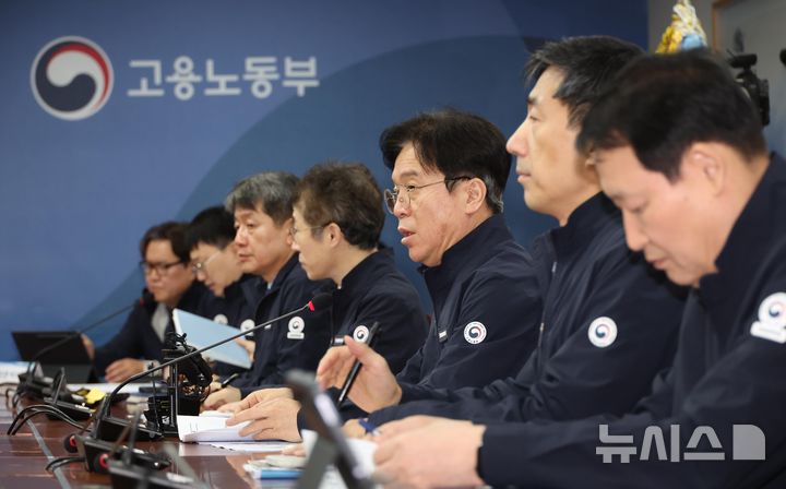 [세종=뉴시스] 강종민 기자 = 김영훈 고용노동부 장관이 지난 2월 5일 세종시 정부세종청사에서 열린 설 명절 대비 확대간부회의에서 발언하고 있다. 2026.02.05. ppkjm@newsis.com