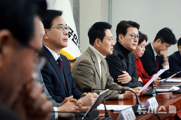 [서울=뉴시스] 고승민 기자 = 장동혁 국민의힘 대표가 5일 서울 여의도 국회에서 열린 최고위원회의에서 발언하고 있다. 2026.02.05. kkssmm99@newsis.com