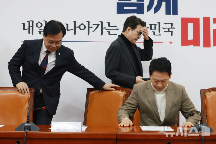 [서울=뉴시스] 고승민 기자 = 국민의힘 장동혁 대표와 송언석 원내대표가 5일 서울 여의도 국회에서 열린 최고위원회의에 참석하고 있다. 2026.02.05. kkssmm99@newsis.com